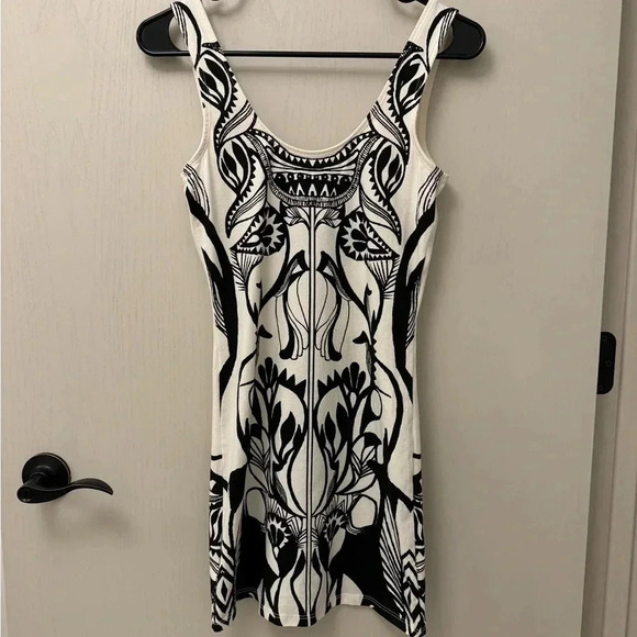 Free People Dresses & Skirts - Free People Bodycon Low Back Symmetrically Printed Mini Dress Great Condition